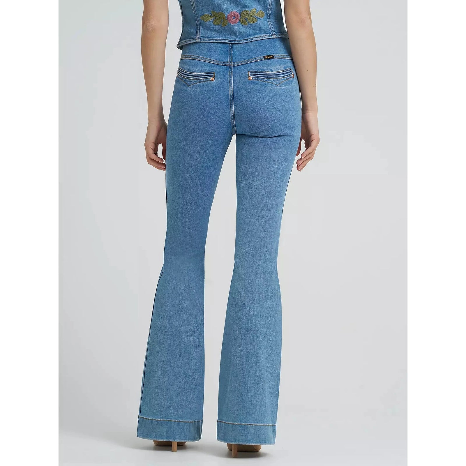 Lainey Wilson x Wrangler Novelty Pull-on Flare Jean Wrangler