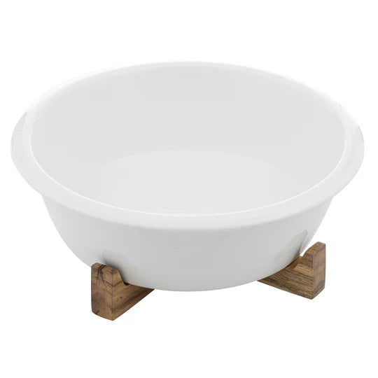 Alto Oven To Table Pie Dish With Trivet. White ceramic bowl on a wooden stand against a white background