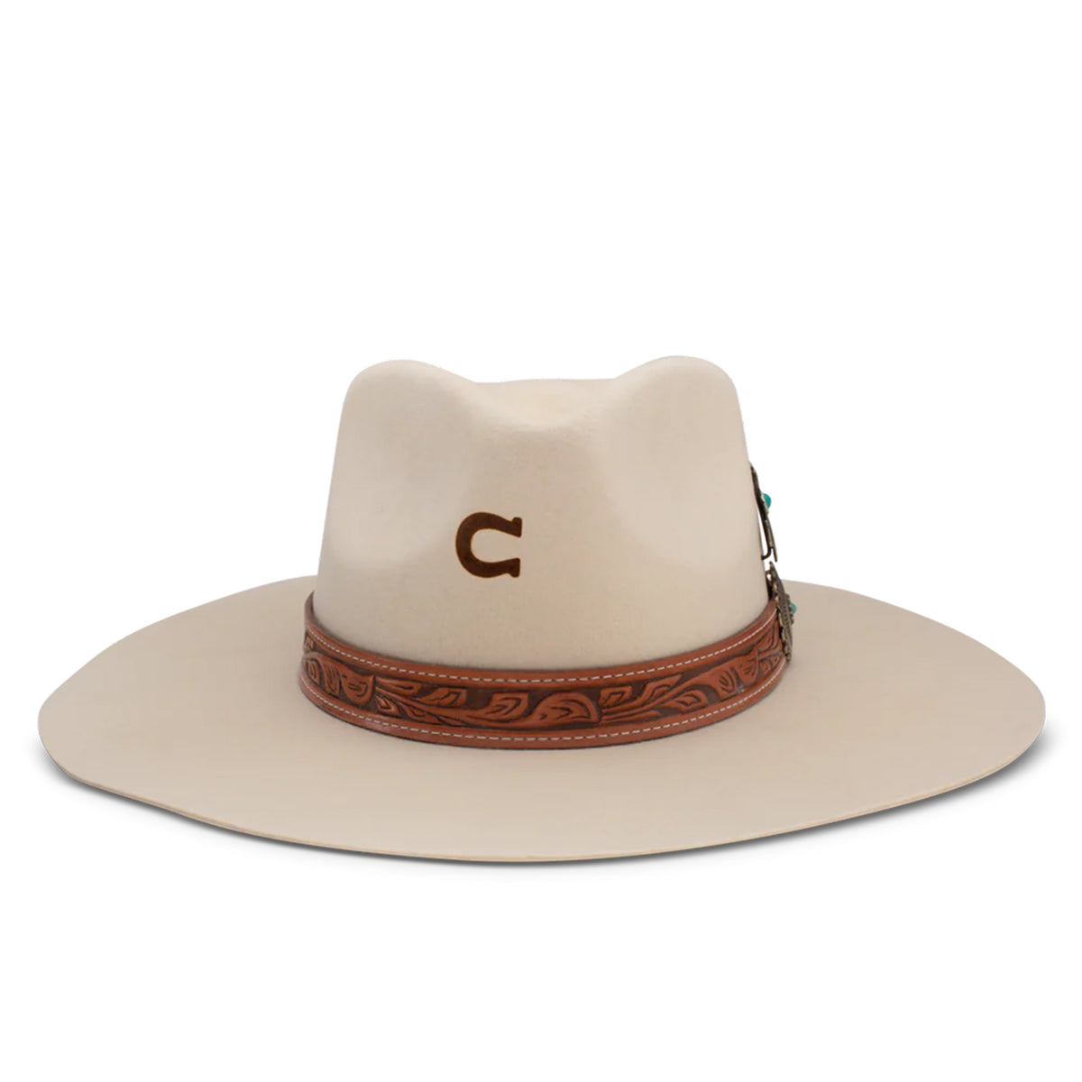 Charlie 1 Horse White Sands Felt Cowboy Hat. A beige felt cowboy hat with a leather-like hat band featuring metal-like and turquoise accents, and a metal-like arrow hat pin.