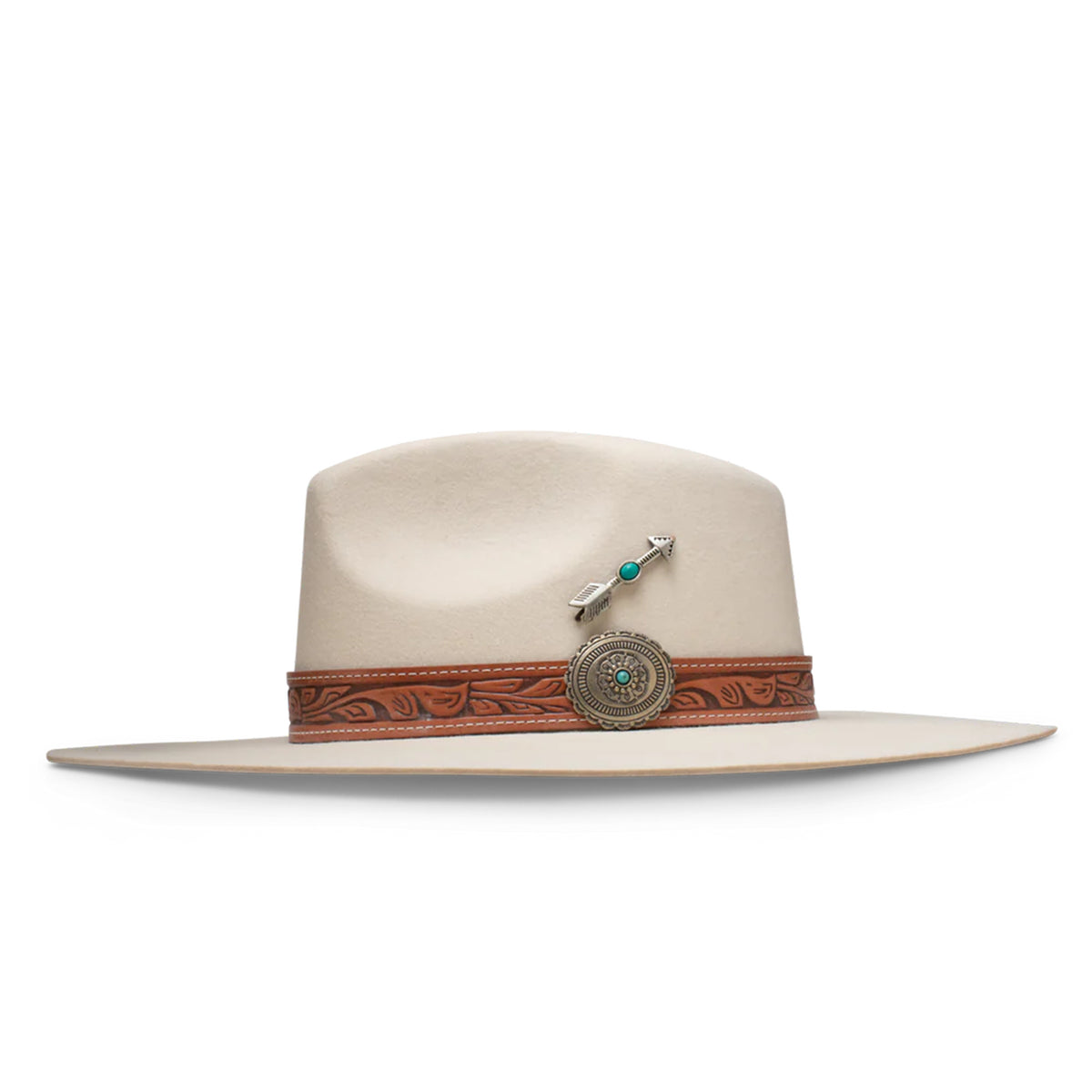 Charlie 1 Horse White Sands Felt Cowboy Hat. A beige felt cowboy hat with a leather-like hat band featuring metal-like and turquoise accents, and a metal-like arrow hat pin.