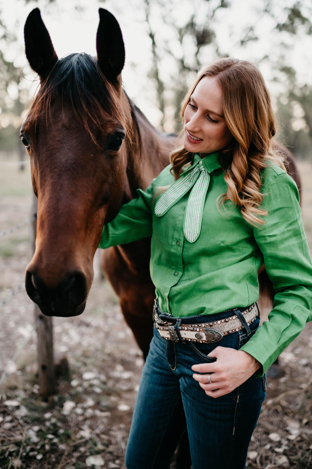 Kitty Fordè Karina Plain Linen L/S Shirt. Woman in a green shirt standing next to a horse outdoors