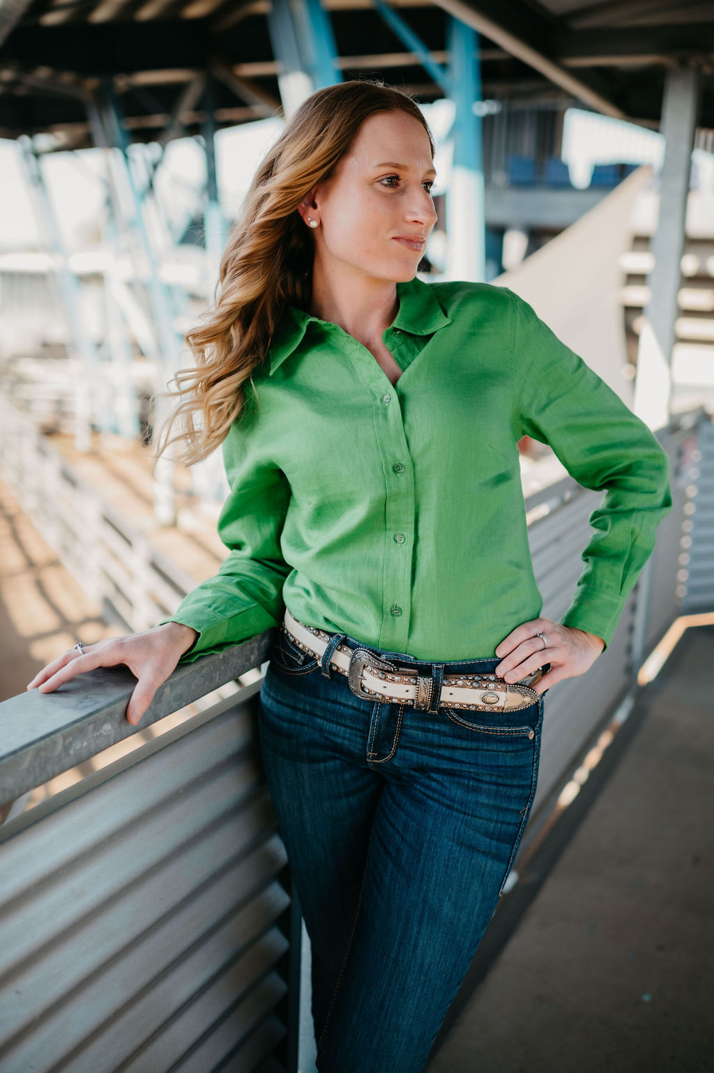 Kitty Fordè Karina Plain Linen L/S Shirt. Woman in a green shirt standing next to a horse outdoors