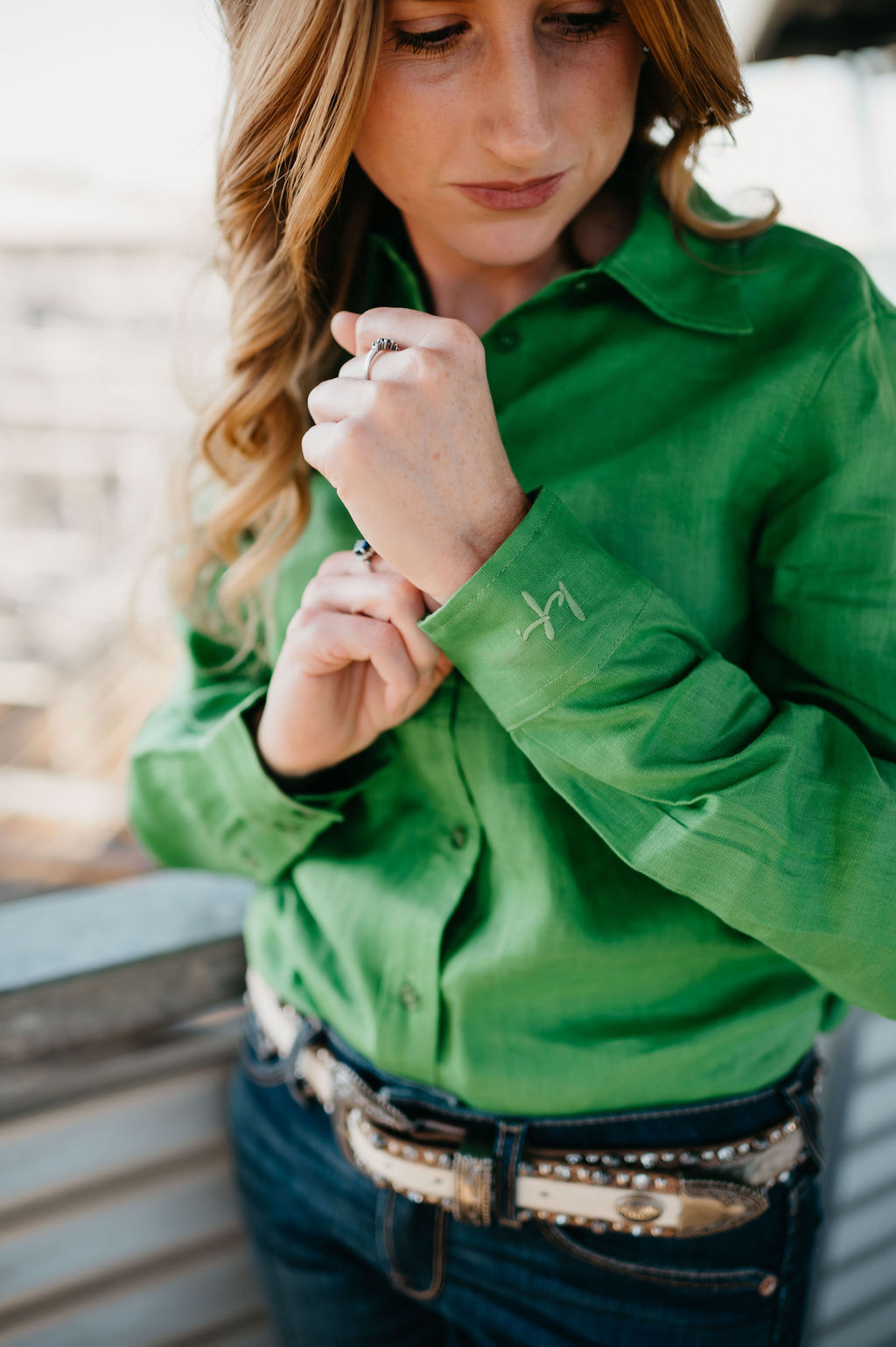 Kitty Fordè Karina Plain Linen L/S Shirt. Woman wearing a green shirt with a brand logo, standing outdoors.
