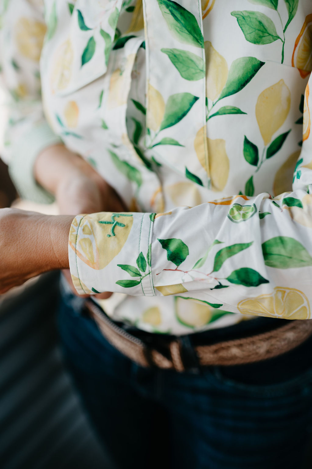 Kitty Fordè Kerrie Printed L/S Shirt. Person wearing a shirt with a lemon and leaf pattern, smiling outdoors.