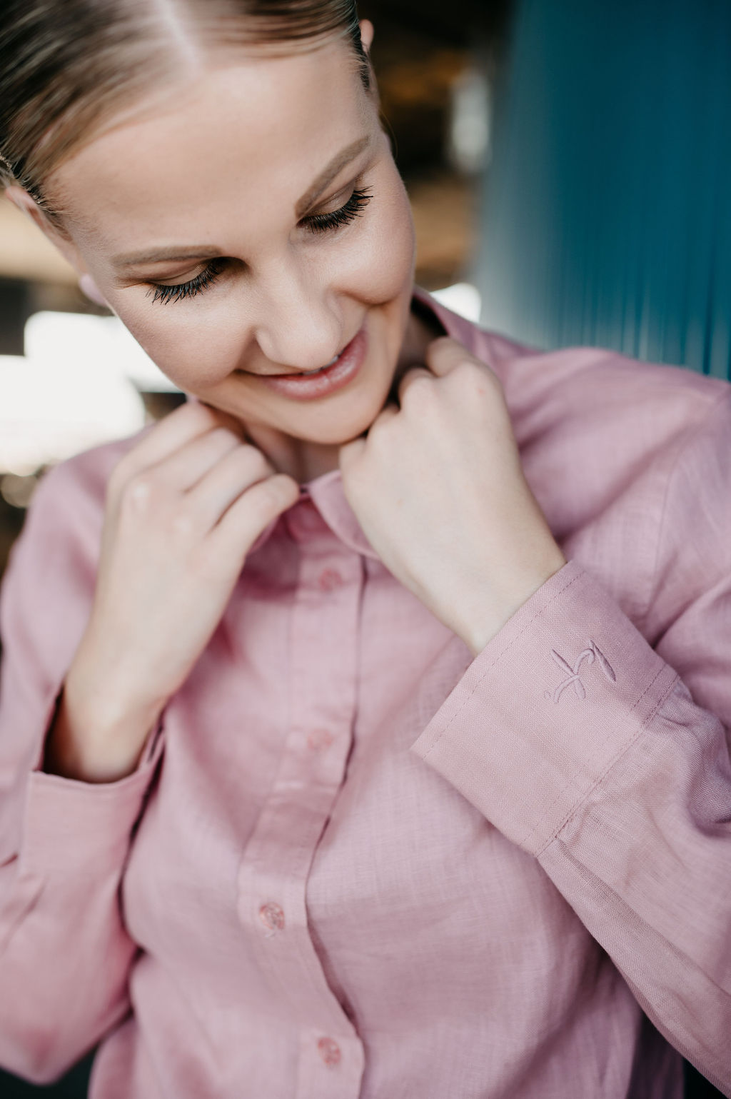 Kitty Fordè Melissa Plain Linen L/S Shirt. Woman wearing a pink shirt with a blurred background