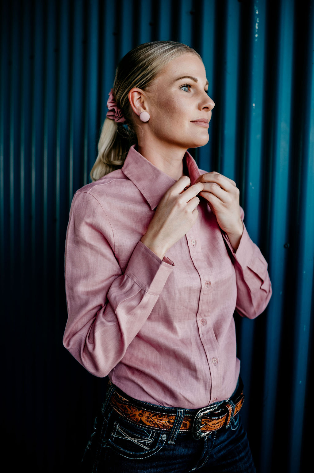 Kitty Fordè Melissa Plain Linen L/S Shirt. Woman wearing a pink shirt with a blurred background