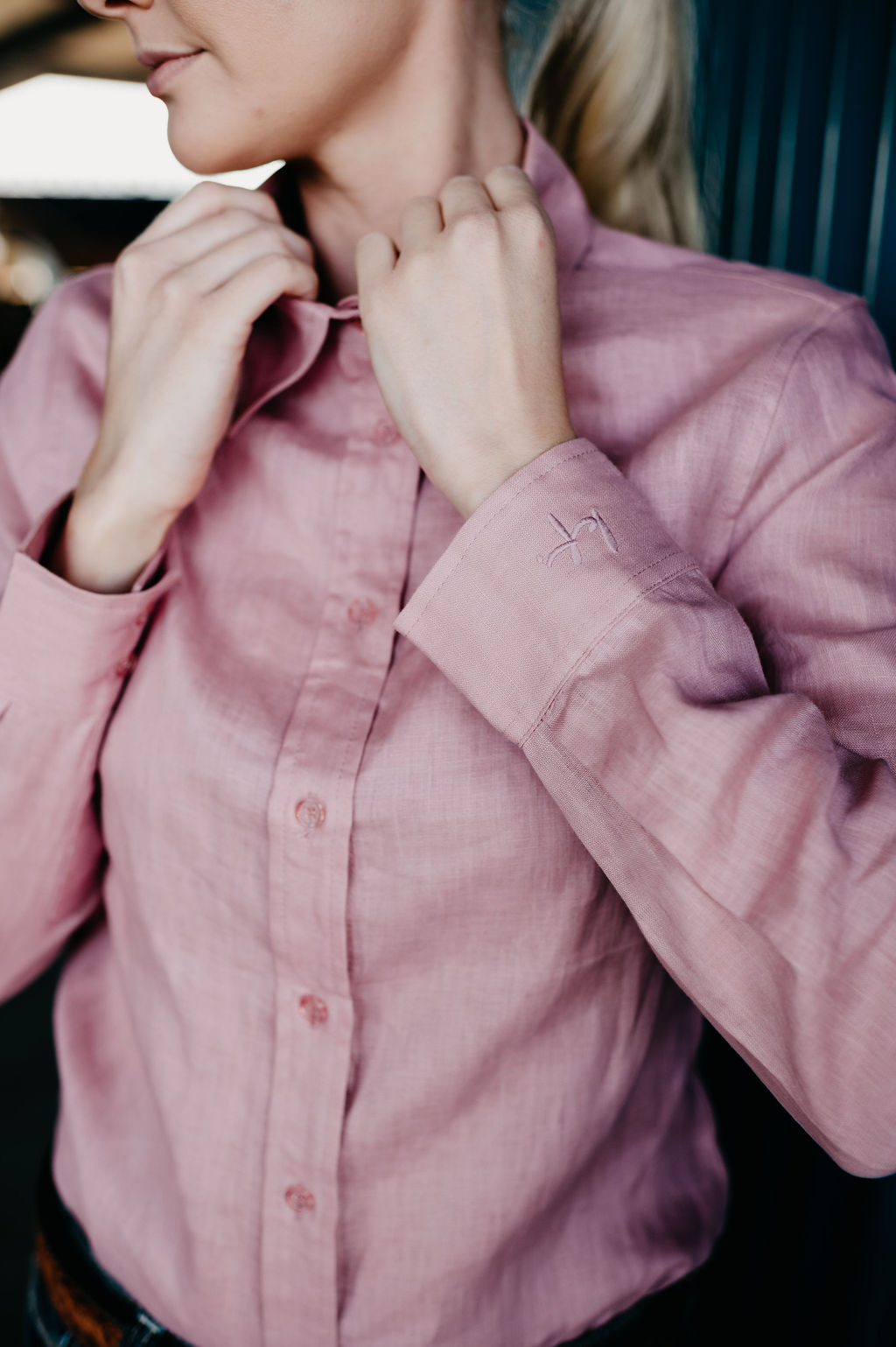 Kitty Fordè Melissa Plain Linen L/S Shirt. Close-up of a person wearing a pink shirt with a brand logo.