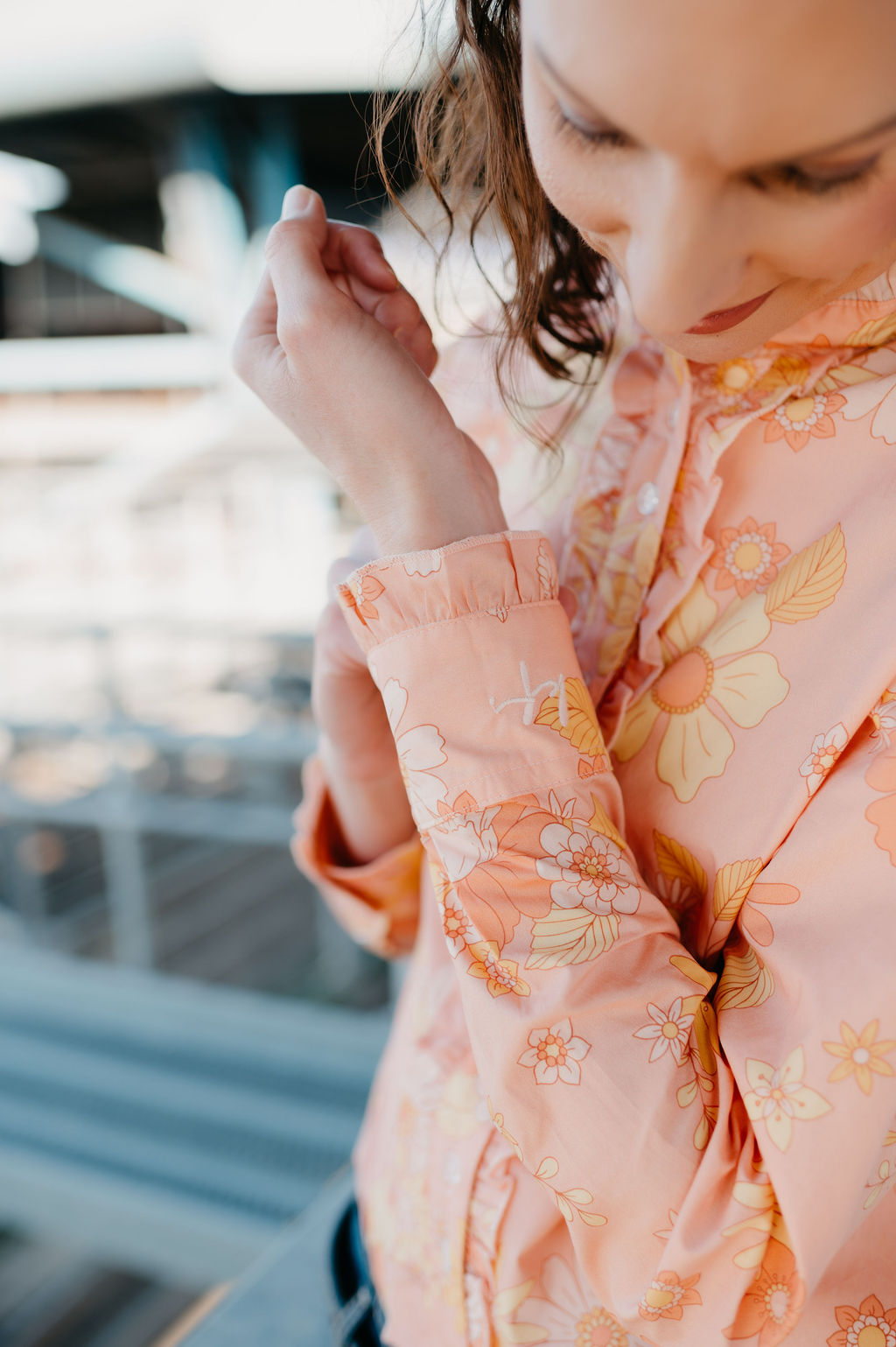 Kitty Fordè Stace Printed L/S Shirt. Woman wearing a floral blouse with a blurred background