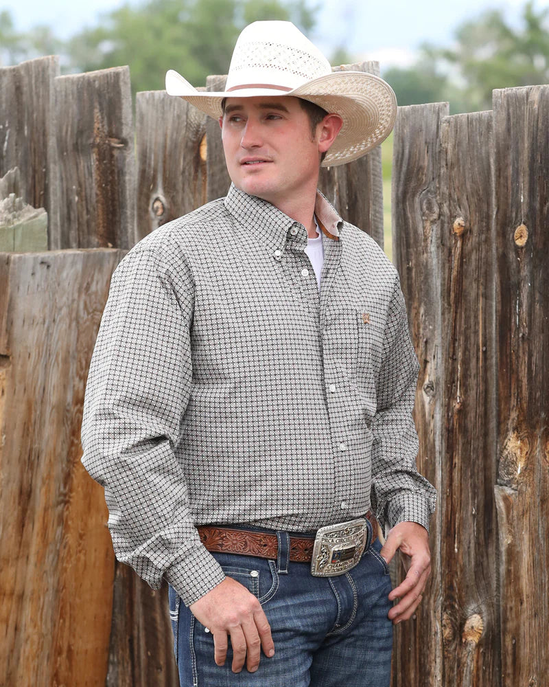 Cinch Men's Classic Fit L/S Western Shirt. Man wearing a cowboy hat and checkered shirt standing in front of a wooden fence.
