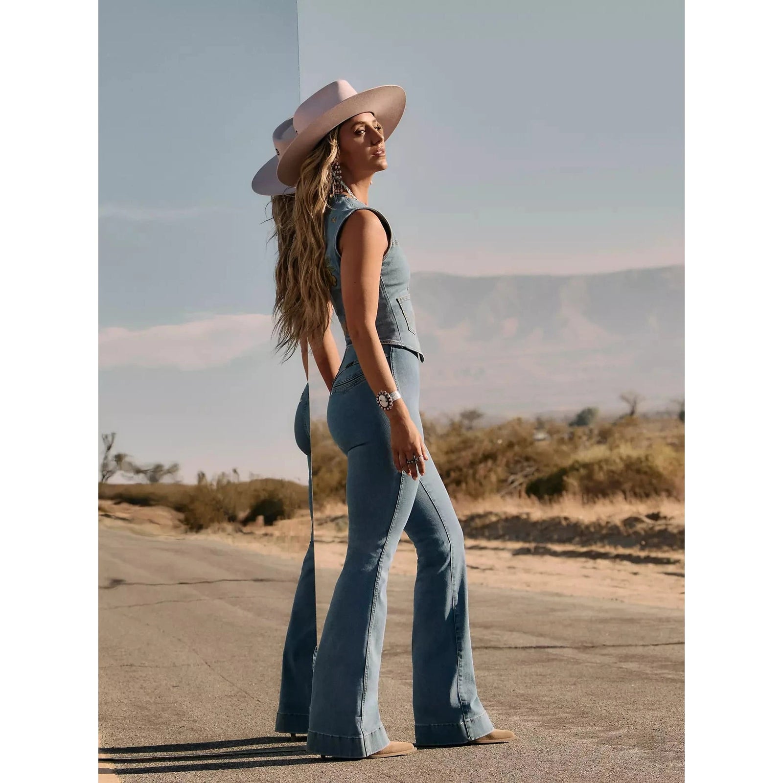 Lainey Wilson x Wrangler Novelty Pull-on Flare Jean Wrangler