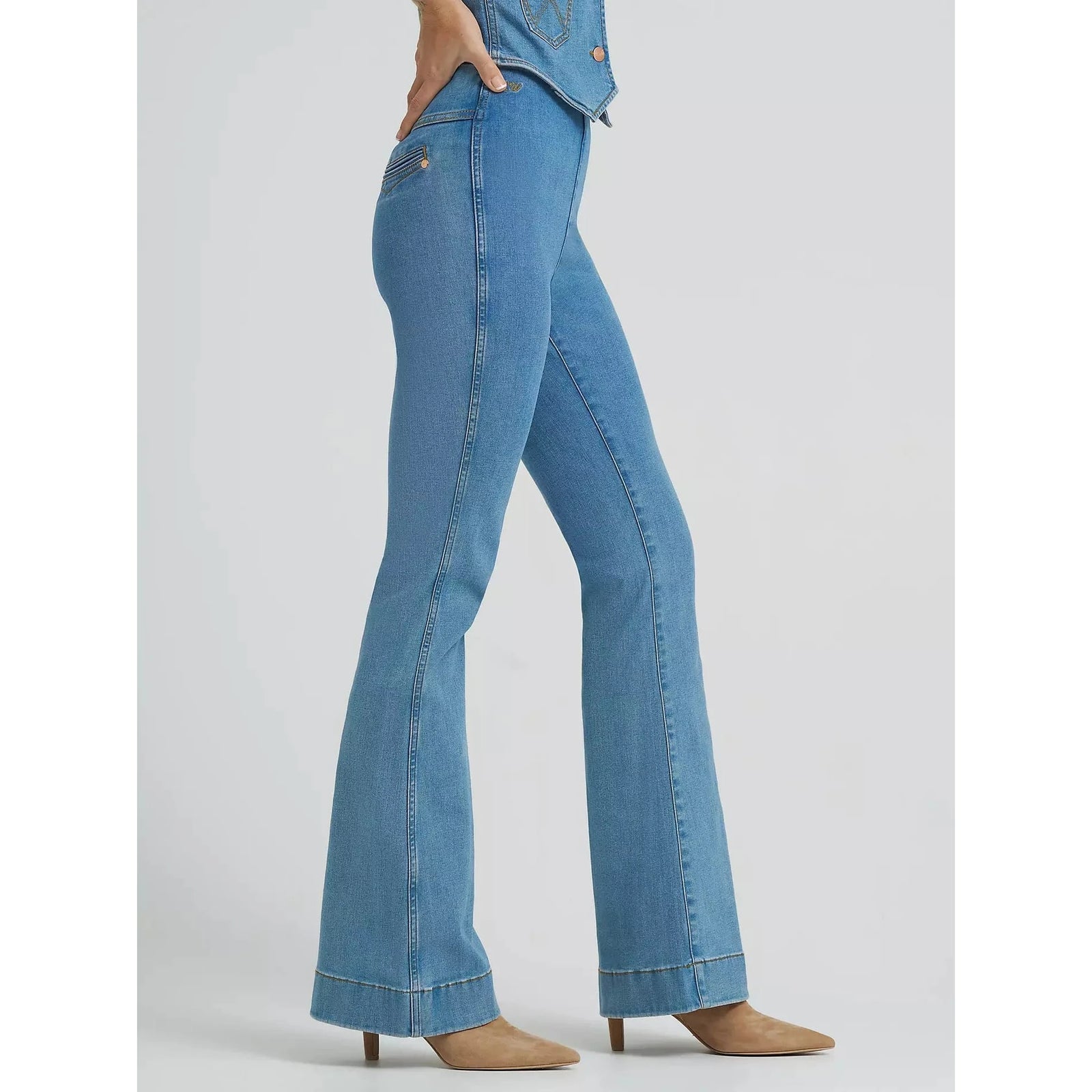 Lainey Wilson x Wrangler Novelty Pull-on Flare Jean Wrangler