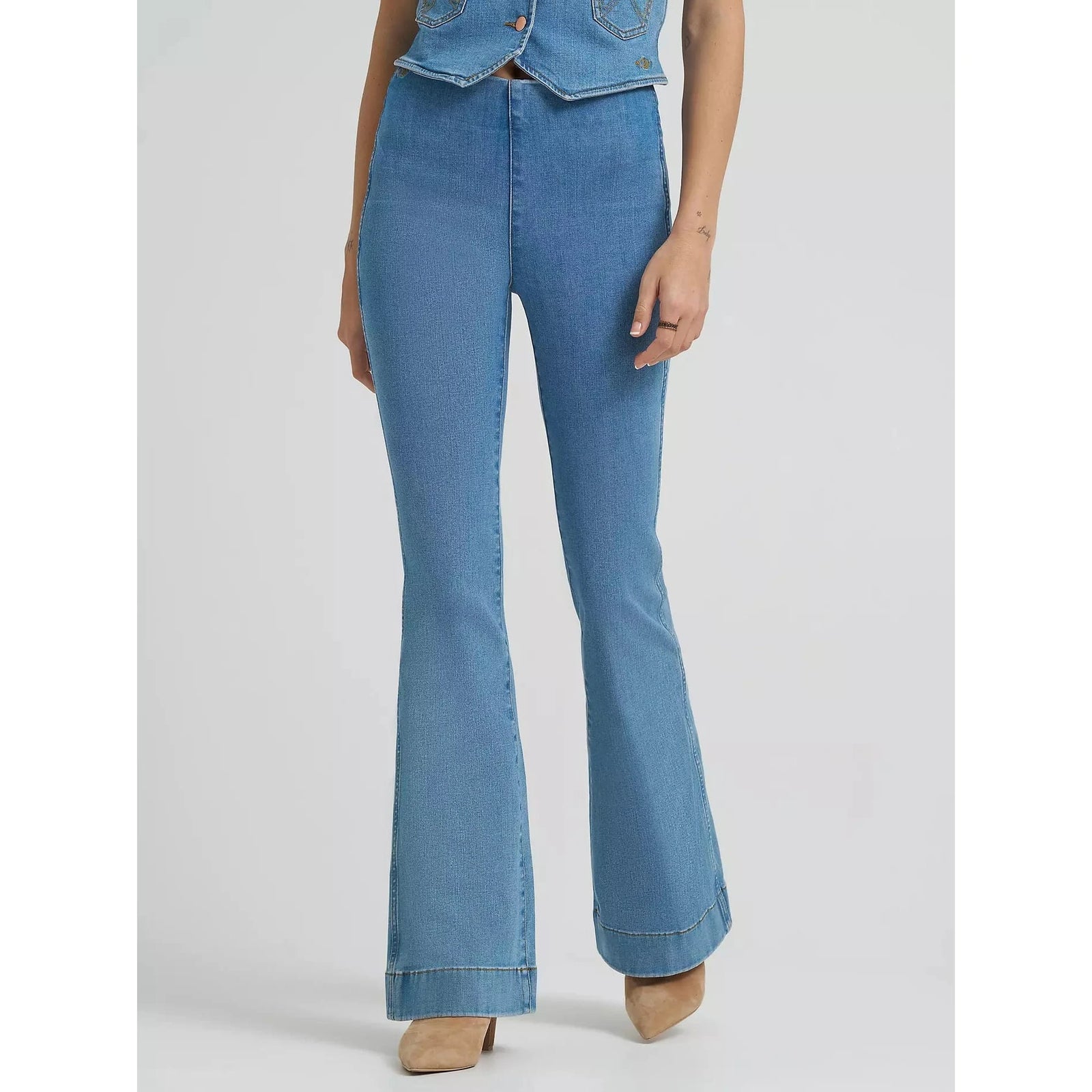 Lainey Wilson x Wrangler Novelty Pull-on Flare Jean Wrangler
