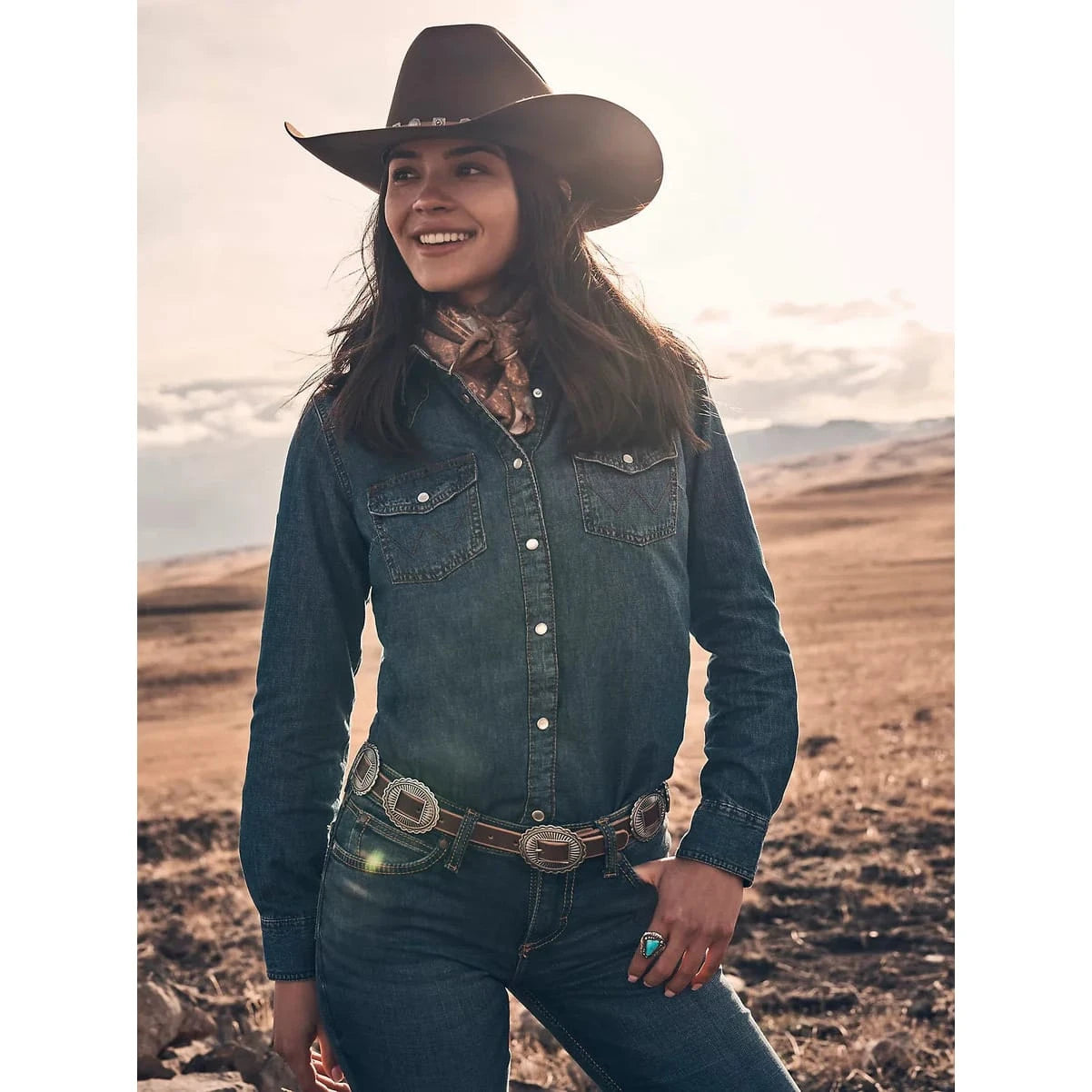 Wrangler Women's Classic Fit Denim Long Sleeve Western Shirt Wrangler